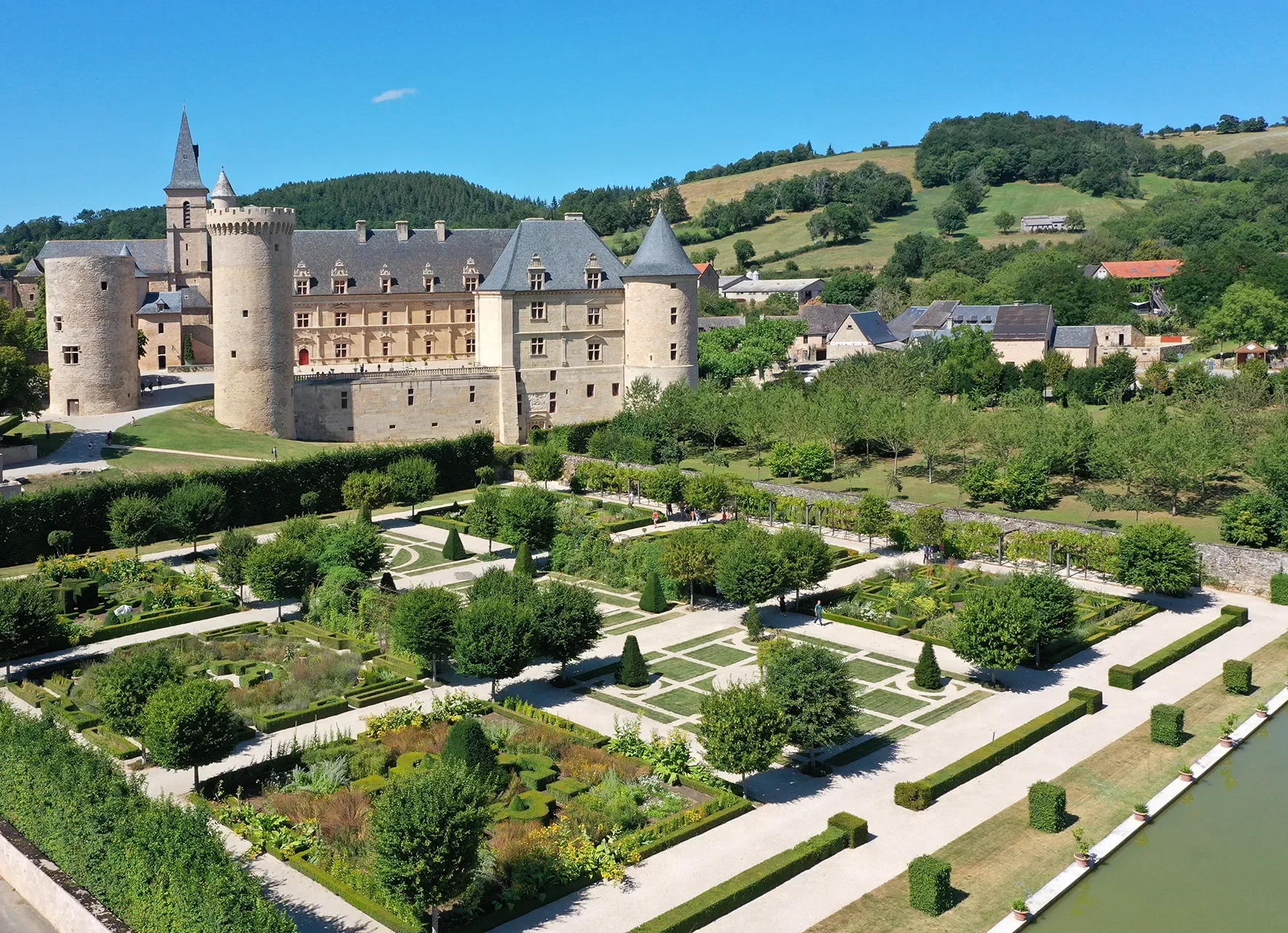 Château de Bournazel and its gardens from the sky